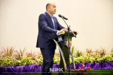  Perhimpunan bulanan Majlis Perbandaran Kluang (MPK) bagi bulan Januari 2026 telah berlangsung dengan lancar pada pagi ini bertempat di Dewan Tunku Ibrahim Ismail, Kluang, melibatkan kehadiran barisan pengurusan dan kakitangan MPK. Perhimpunan dimulakan dengan Lafaz Ikrar Perkhidmatan Awam, Ikrar Akta Rahsia Rasmi serta Ikrar Bebas Rasuah yang dipimpin oleh Encik Azmi bin Ahmad, Setiausaha MPK; Sr. Haji Muhammad Haii bin Abu Hassan, Pegawai Penilaian MPK; dan Encik Zulfikarfirdaus bin Safee, Pegawai Penguat